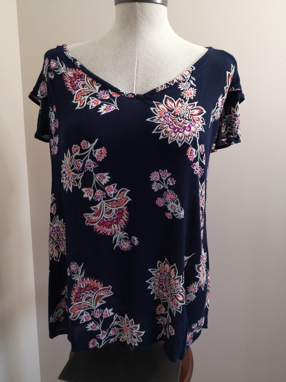 Old Navy Navy Floral V-Neck Short Sleeve Top Size M